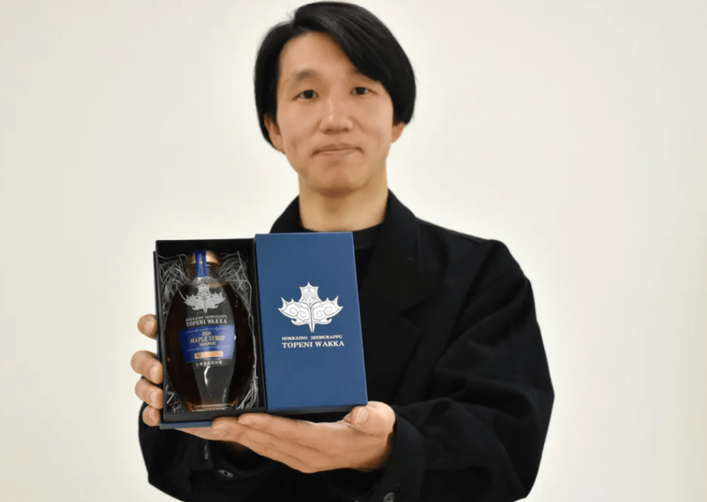 北海道メープルシロップ「トペニワッカ」をギフト箱に入れて手に持つ代表