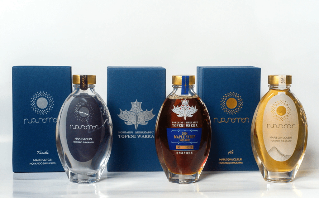 北海道クラフトジン「TSUKI」とリキュール「HI」を詰め合わせたギフトセット、北海道メープルシロップ「トペニワッカ」と専用のギフト箱