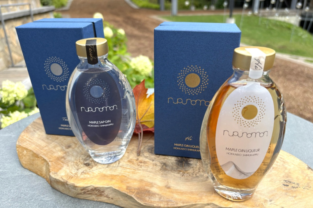 占冠の森を背景にしたクラフトジン「TSUKI」とクラフトリキュール「HI」