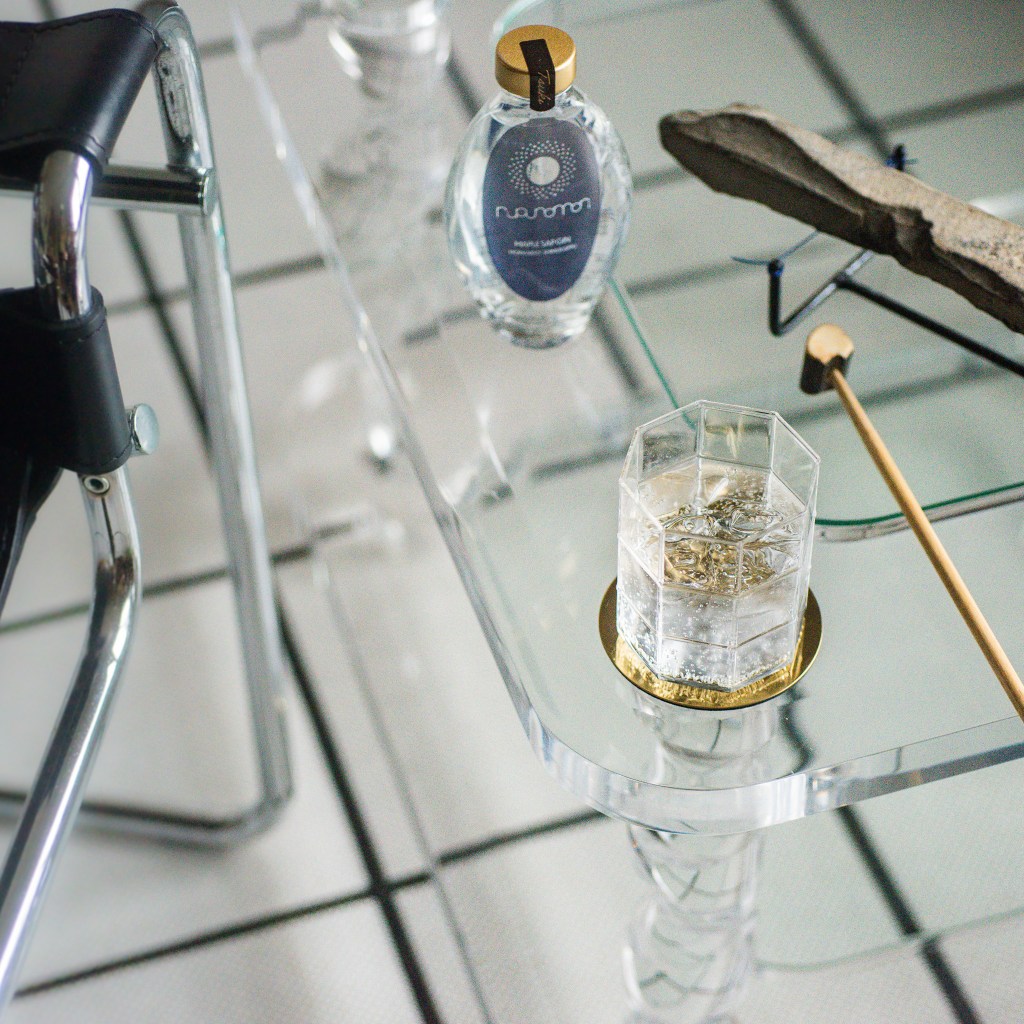 北海道クラフトジン「TSUKI」をグラスに注いで楽しむ風景