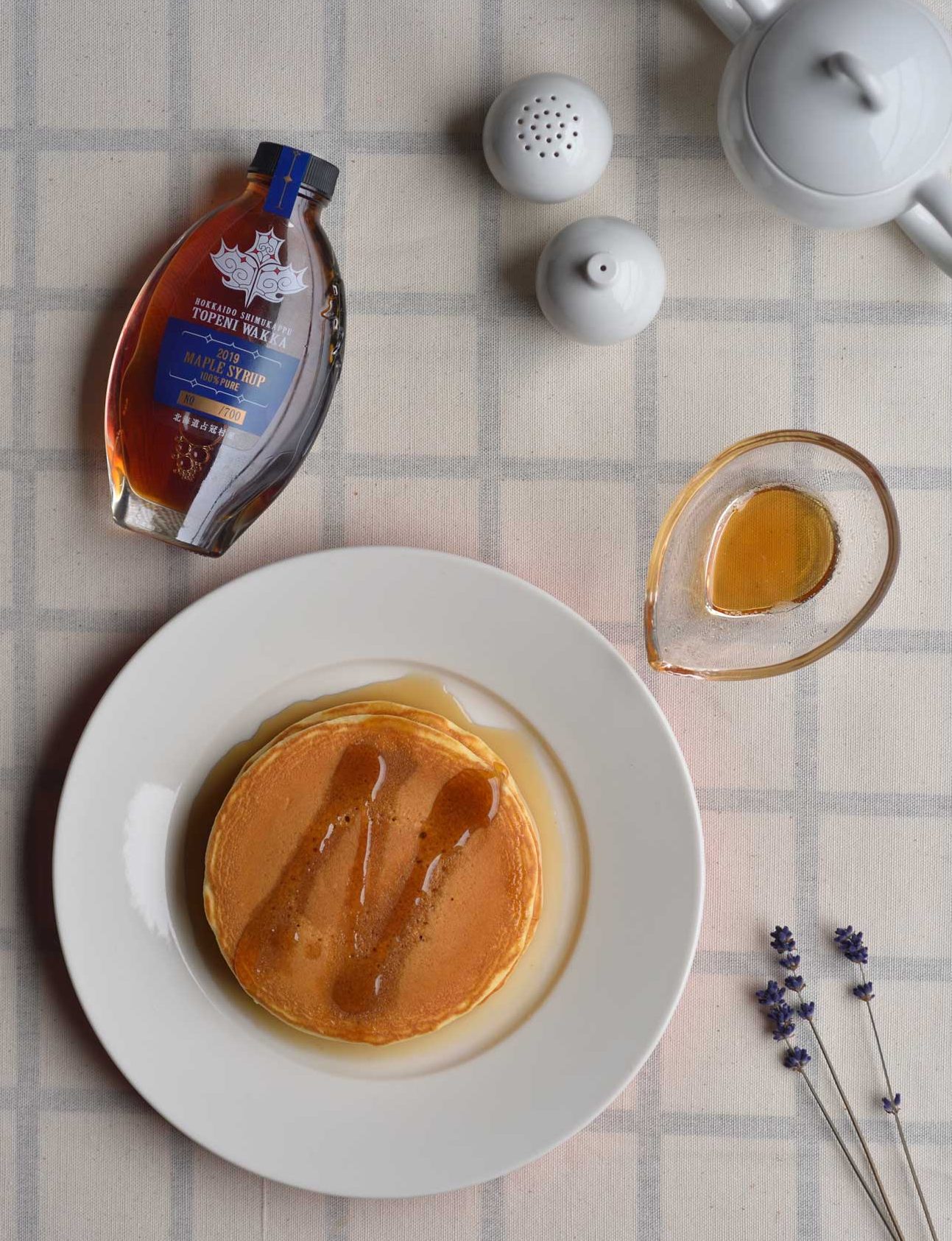 北海道占冠産メープルシロップ「トペニワッカ」をパンケーキにかけたテーブルフォト