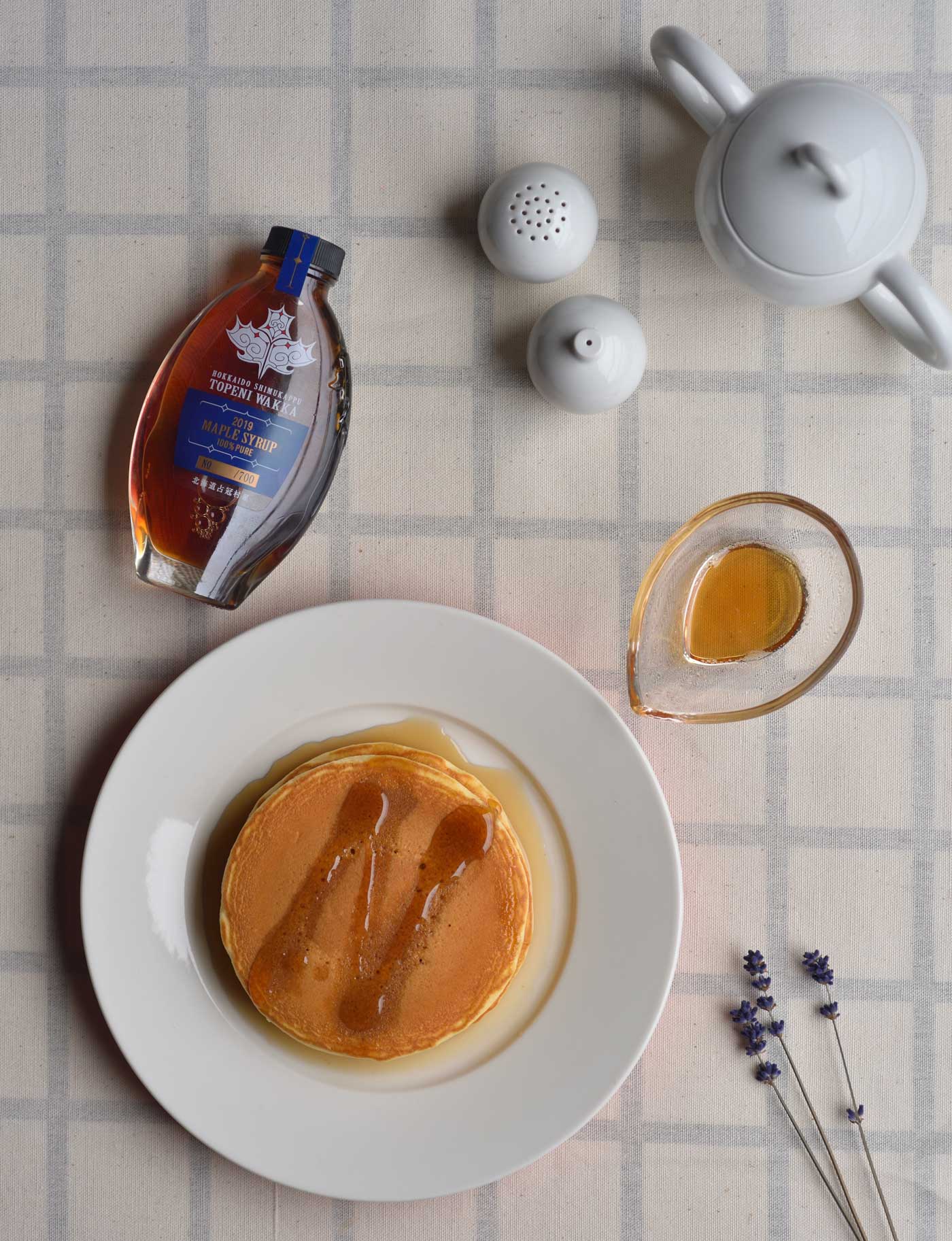 北海道占冠産メープルシロップ「トペニワッカ」をパンケーキにかけたテーブルフォト